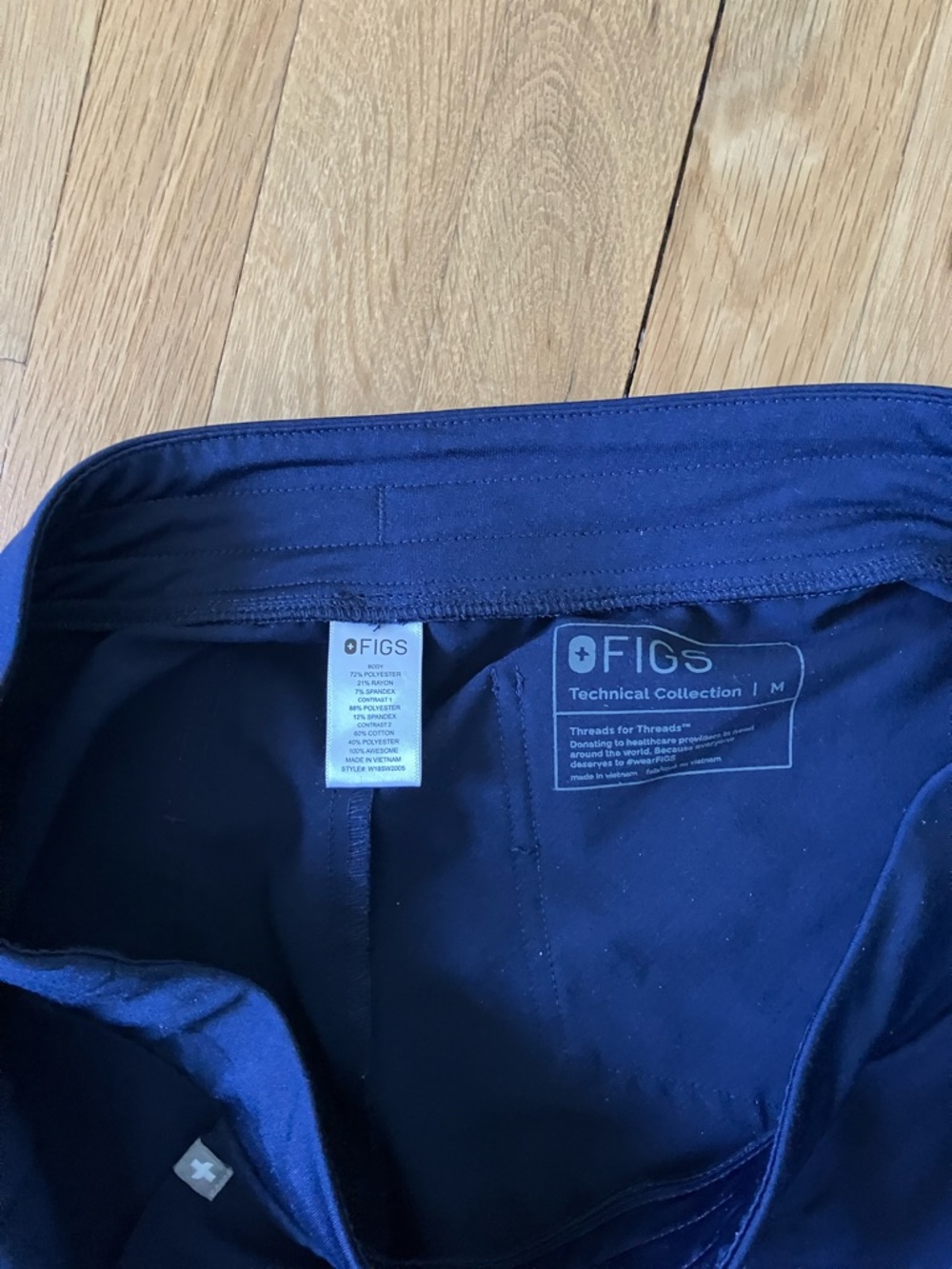 Figs  Medium Navy V-Neck Scrub Top & Jogger Pants - Picture 9 of 11